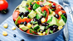 Salada de feijão-preto com abacate  (Imagem: Nataliya Arzamasova | Shutterstock)