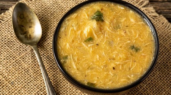 Caldo de mandioca com frango desfiado (Imagem: Estudio Originar | Shutterstock)