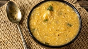Caldo de mandioca com frango desfiado (Imagem: Estudio Originar | Shutterstock)