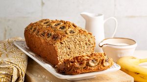 Bolo de banana fit com mel (Imagem: Olga Bombologna | Shutterstock)