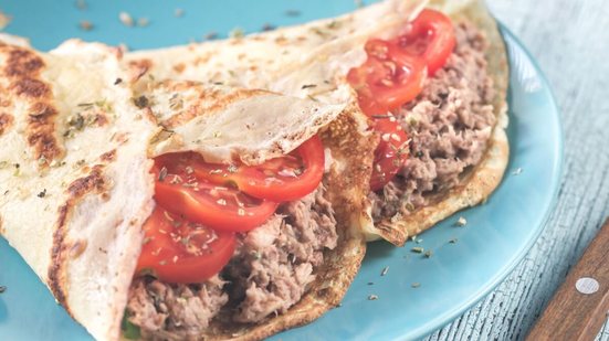 Crepe de aveia com atum (Imagem: Alexander Prokopenko | Shutterstock)