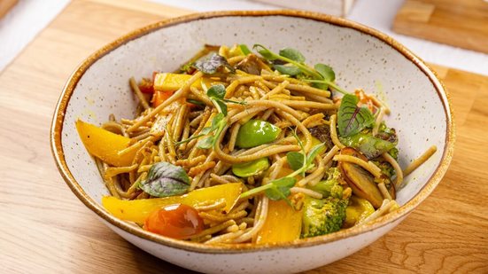 Massa com vegetais grelhados (Imagem: grafvision | Shutterstock)