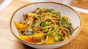 Massa com vegetais grelhados (Imagem: grafvision | Shutterstock)