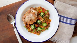 Arroz com frango e quiabo (Imagem: kokofoundit | Shutterstock)