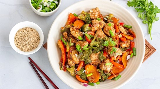 Frango salteado com legumes (Imagem: Ravsky | Shutterstock)