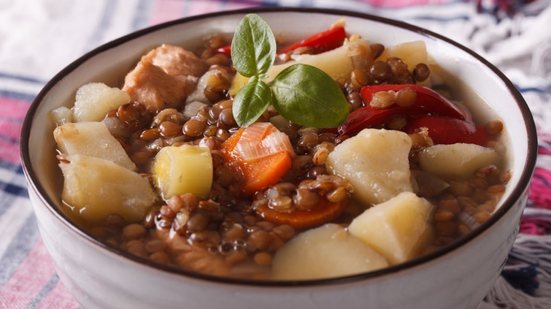 Sopa de lentilha com frango e legumes (Imagem: Sergii Koval | Shutterstock)