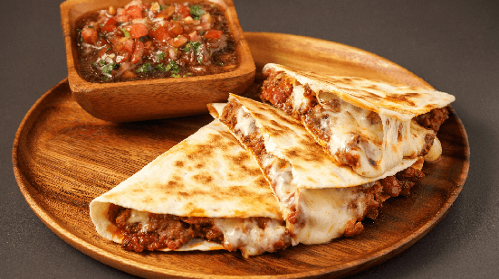 Quesadilla de carne com pico de gallo (Imagem: Bystrov | Shutterstock)