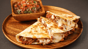 Quesadilla de carne com pico de gallo (Imagem: Bystrov | Shutterstock)