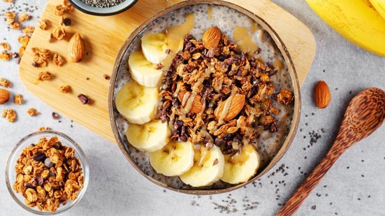 Pudim de chia com banana, granola e amêndoas (Imagem: Julie208 | Shutterstock)