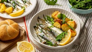 Sardinha assada com batata (Imagem: OlgaBombologna | Shutterstock)