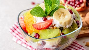 Salada de frutas com nozes e iogurte (Imagem: nesavinov | Shutterstock)