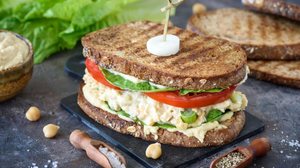 Sanduíche com patê de grão-de-bico (Imagem: ltummy | Shutterstock)