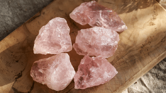 Os rituais com quartzo rosa podem funcionar como momentos de reflexão, autocuidado e conexão com os próprios sentimentos (Imagem: Madeleine Steinbach | Shutterstock)