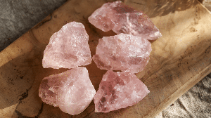 Os rituais com quartzo rosa podem funcionar como momentos de reflexão, autocuidado e conexão com os próprios sentimentos (Imagem: Madeleine Steinbach | Shutterstock)