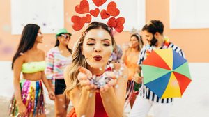 O Carnaval é um momento poderoso para ativar intenções ligadas ao amor, à sorte e à abertura de caminhos com simpatias (Imagem: Kleber Cordeiro | Shutterstock)