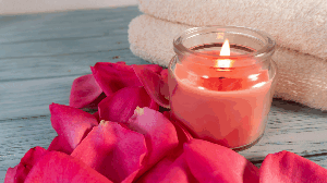 Algumas simpatias são tradicionalmente utilizadas para fortalecer intenções ligadas ao amor e à abundância (Imagem: Gabriela Flores Espinosa | Shutterstock)