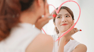 Elementos associados à beleza, à doçura e à vitalidade ganham novos significados em práticas voltadas ao amor-próprio (Imagem: aslysun | Shutterstock)