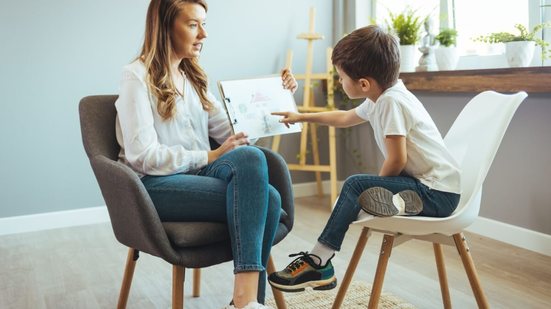 A ansiedade e a depressão também podem afetar as crianças (Imagem: Dragana Gordic | Shutterstock)