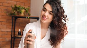 O tipo de fixador de cabelo pode fazer a diferença na finalização do penteado (Imagem: Pixel-Shot | Shutterstock)