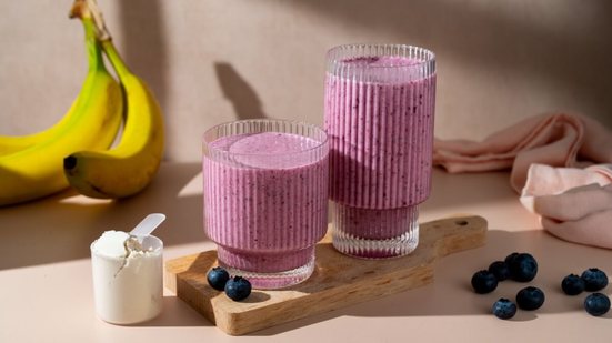 Vitamina proteica de banana e mirtilo (Imagem: Erhan Inga | Shutterstock)