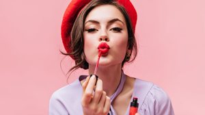 O tipo de acabamento do batom pode fazer toda diferença na maquiagem (Imagem: Look Studio | Shutterstock)