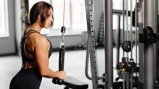 Ajustes no treino durante o verão ajudam a garantir o conforto e a segurança (Imagem: Karkhut | Shutterstock)