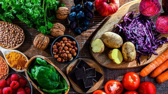 Os alimentos antioxidantes ajudam a manter a saúde (Imagem: monticello | Shutterstock)