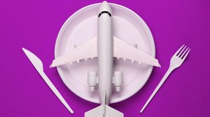 A alimentação antes e durante o voo determina a experiência a bordo (Imagem: Vladimir Sukhachev | Shutterstock)