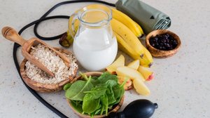 Para auxiliar no controle da hipertensão, uma alimentação equilibrada deve ser baseada em alimentos naturais (Imagem: Oleksandra Naumenko | Shutterstock)