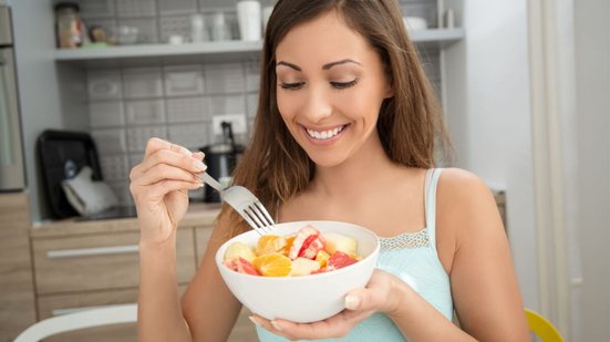 Uma boa alimentação é essencial para fortalecer a imunidade e, assim, proteger o corpo de vírus, bactérias e inflamações (Imagem: MilanMarkovic78 | Shutterstock)
