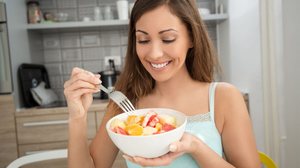 Uma boa alimentação é essencial para fortalecer a imunidade e, assim, proteger o corpo de vírus, bactérias e inflamações (Imagem: MilanMarkovic78 | Shutterstock)
