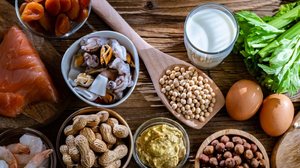É importante se atentar aos alimentos que costumam causar alergia (Imagem: monticello | Shutterstock)