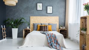 A área do amor, segundo o Feng Shui, costuma estar localizada no canto superior direito da casa ou do quarto (Imagem: Ground Picture | Shutterstock)