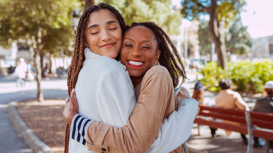O amor é uma emoção que pode ser cultivada, renovada e multiplicada em pequenos momentos de conexão (Imagem: carlesmiro | Shutterstock)
