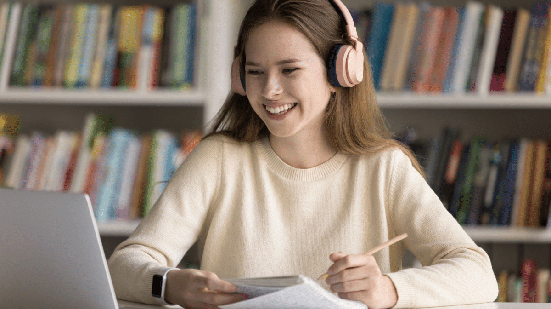 Hábitos de leitura, escrita e organização influenciam diretamente o desempenho na etapa de redação do Enem (Imagem: fizkes | Shutterstock)