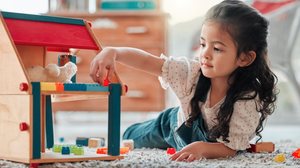Durante as brincadeiras, a criança exercita a criatividade, a resolução de problemas e a imaginação (Imagem: PeopleImages | Shutterstock)
