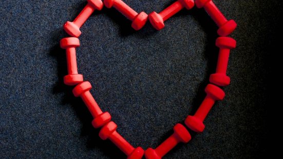 Combinar cardio com exercícios que aumentam a massa muscular melhora a saúde geral do corpo (Imagem: laksena | Shutterstock)