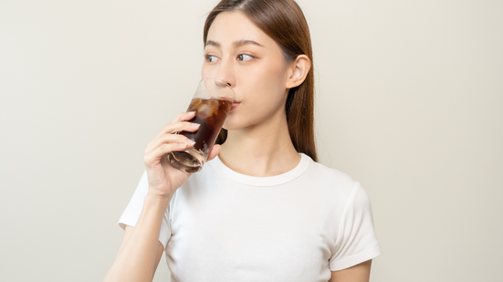 Além de manter uma boa hidratação, moderar o consumo de determinadas bebidas pode ajudar a prevenir pedra nos rins (Imagem: Kmpzzz | Shutterstock)