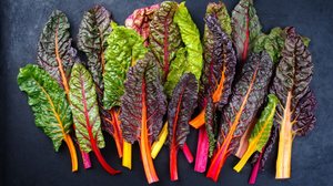 A acelga se destaca na alimentação e na saúde por sua variedade de texturas e nutrientes (Imagem: hlphoto | Shutterstock)