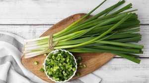 A cebolinha verde é rica em nutrientes que trazem inúmeros benefícios para a saúde (Imagem: New Africa | Shutterstock)