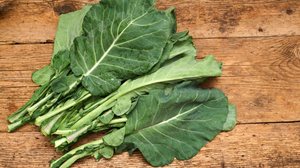 A couve é um alimento versátil e rico em nutrientes (Imagem: markara | Shutterstock)