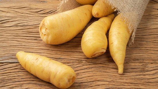 Além de versátil na cozinha, a mandioquinha é fonte de diversos nutrientes que a tornam uma excelente aliada da saúde (Imagem: Odu Mazza | Shutterstock)