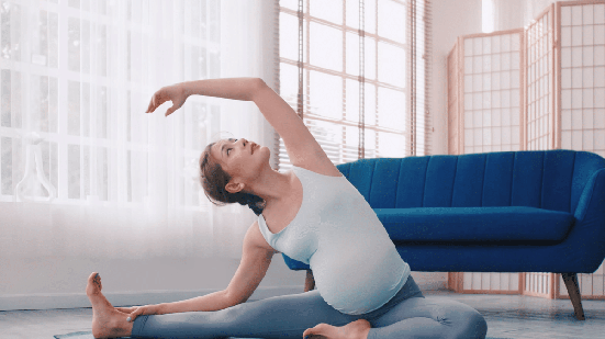 Práticas integrativas, como o yoga, podem promover mais bem-estar físico e emocional antes, durante e após a gestação (Imagem: Momentum studio | Shutterstock)