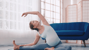 Práticas integrativas, como o yoga, podem promover mais bem-estar físico e emocional antes, durante e após a gestação (Imagem: Momentum studio | Shutterstock)