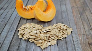 Inserir semente de abóbora no dia a dia é uma forma simples de agregar sabor e fortalecer o organismo com nutrientes essenciais (Imagem: Elena Shev | Shutterstock)