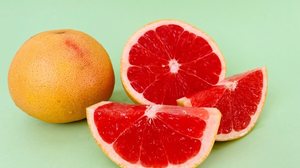 A toranja é rica em nutrientes que oferecem inúmeros benefícios para a saúde (Imagem: Siti Fatonah476 | Shutterstock)