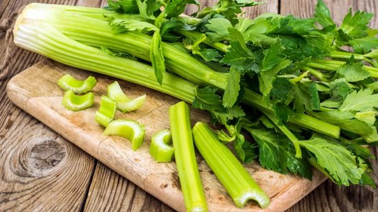 Mais do que um complemento na cozinha, o aipo pode ter um papel importante na saúde do corpo (Imagem: ArtCookStudio | Shutterstock)