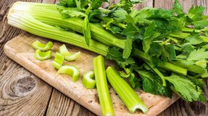 Mais do que um complemento na cozinha, o aipo pode ter um papel importante na saúde do corpo (Imagem: ArtCookStudio | Shutterstock)