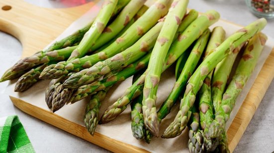 O aspargo é um alimento nutritivo e benéfico para a saúde (Imagem: nelea33 | Shutterstock)