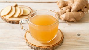 O chá de gengibre tem propriedades que auxiliam na prevenção e tratamento de diversas condições de saúde (Imagem: gowithstock | Shutterstock)